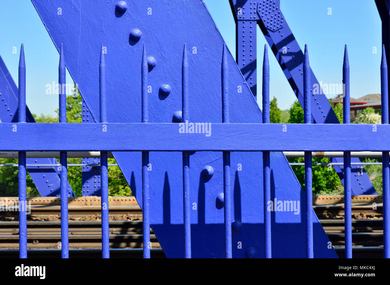 Maidstone Kent, Inghilterra, Regno Unito. Dettaglio del ridipinto di ponte ferroviario sulla Medway Foto Stock