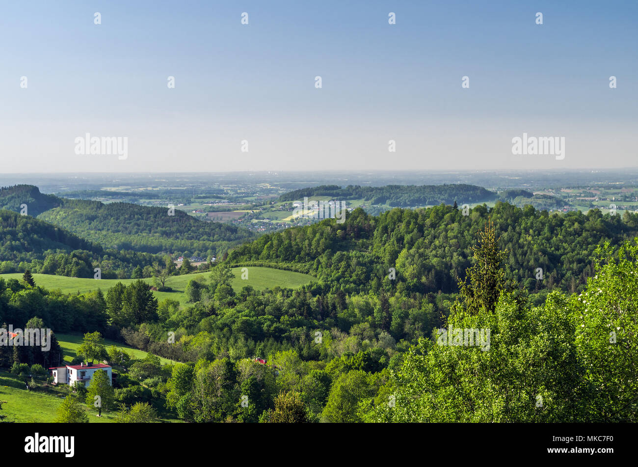 Vista nord da Wielka Czantoria pendenza di Ustron, Widokowa Street, Slesia Beskids, Polonia. Foto Stock