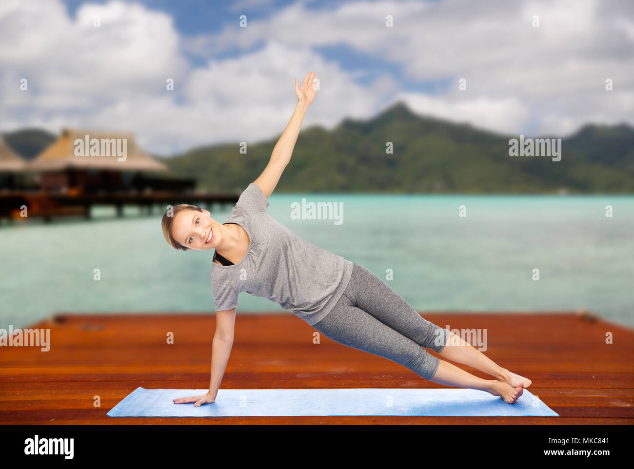 Donna fare yoga nella posizione del cobra pongono all'aperto Foto Stock