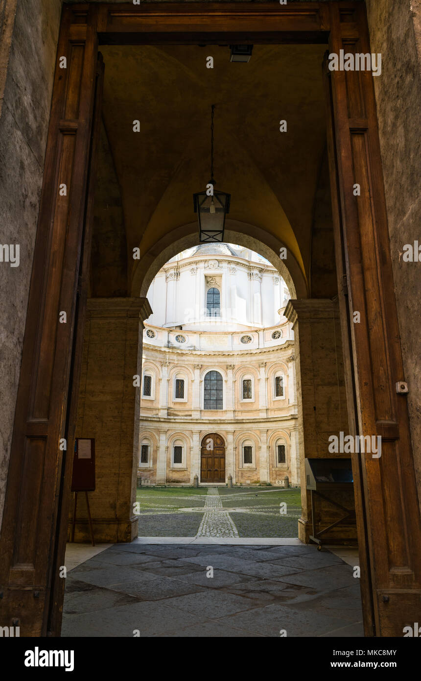 La chiesa di Sant'Ivo alla Sapieza visto attraverso l'arco d'ingresso Foto Stock