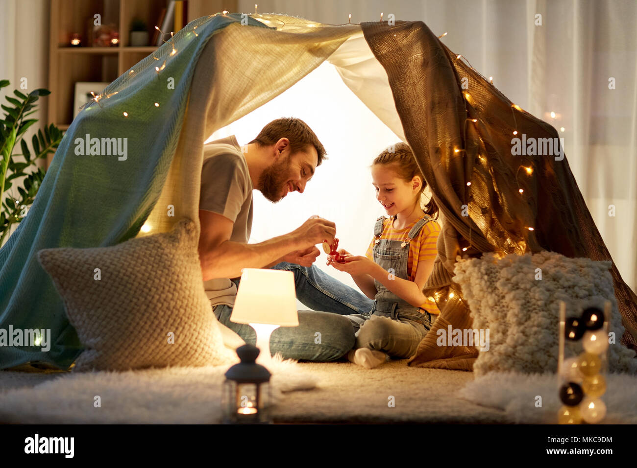 Famiglia giocando tea party in kids tenda a casa Foto Stock