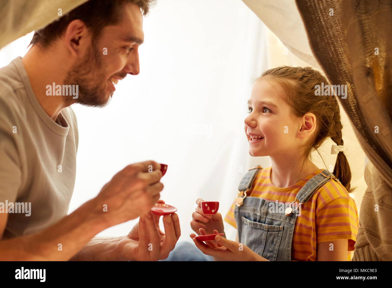 Famiglia giocando tea party in kids tenda a casa Foto Stock