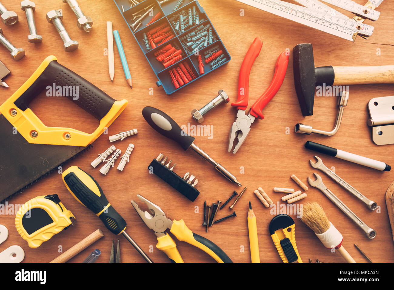 Casa assortiti renovationand riparare strumenti di progetto workshop sulla scrivania, vista dall'alto Foto Stock