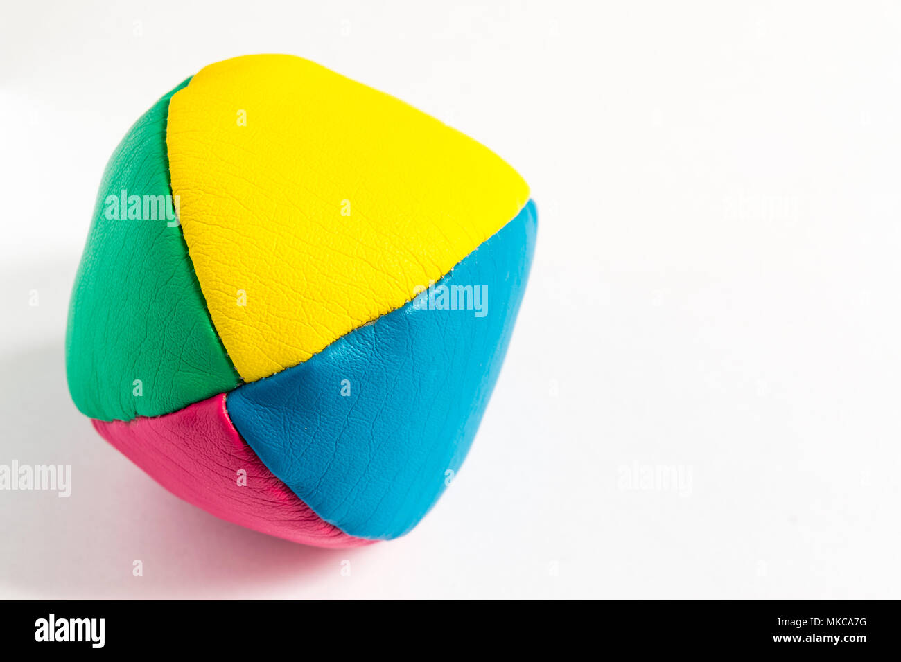 Un colorato sfera di giocoleria su sfondo bianco Foto Stock