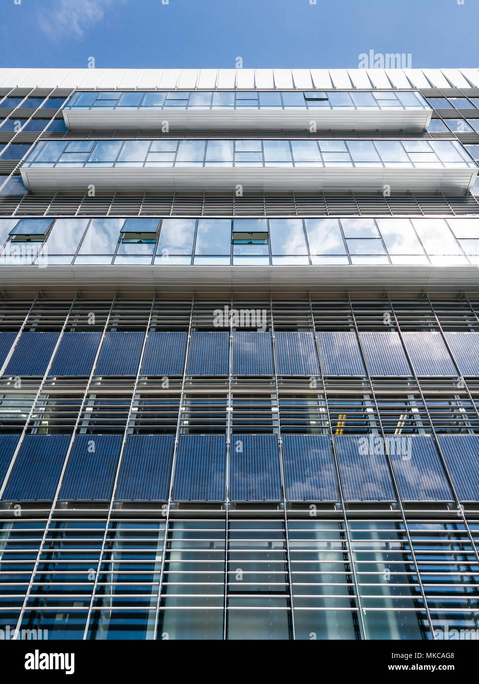 Un edificio per uffici con windows vista da sotto Foto Stock