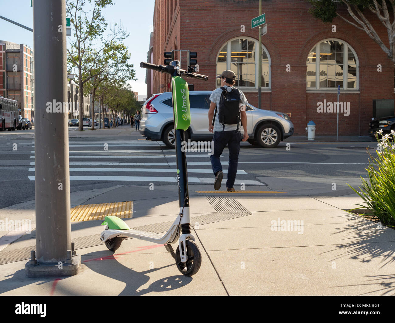 SAN FRANCISCO, CA - Aprile 20, 2018: Lime scooter elettrico in appoggio in corrispondenza di una intersezione a San Francisco, CA Foto Stock