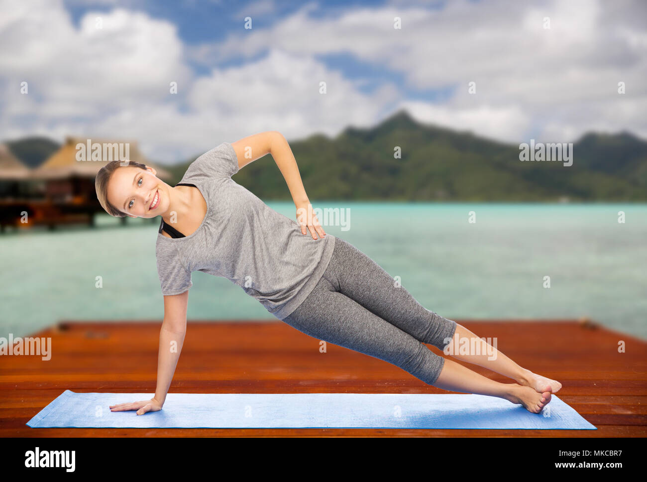 Donna fare yoga nella posizione del cobra pongono all'aperto Foto Stock