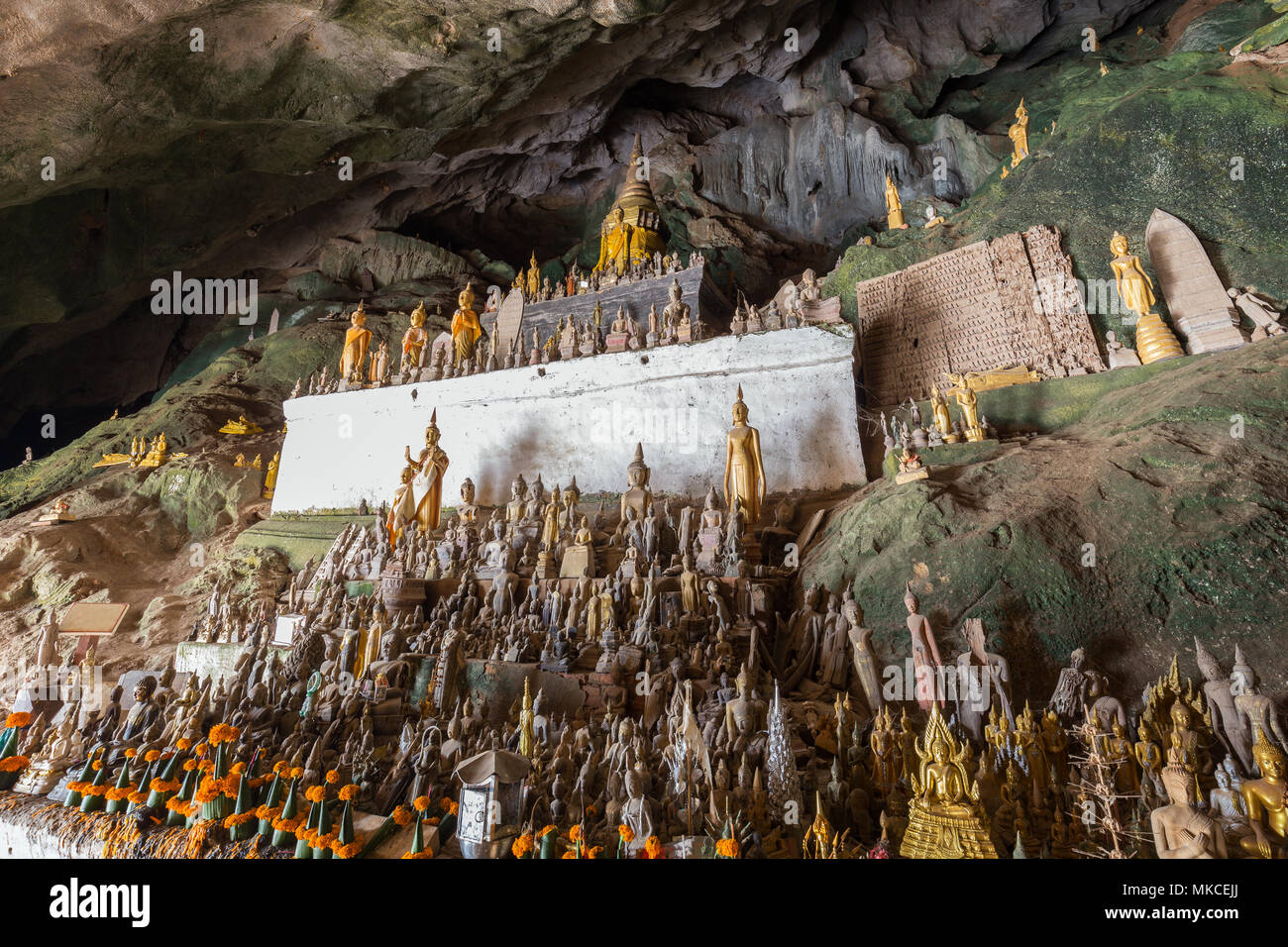 Centinaia di oro antico di legno e statue di Buddha all'interno del Tham Ting grotta presso il famoso Pak Ou Le grotte vicino a Luang Prabang in Laos. Foto Stock