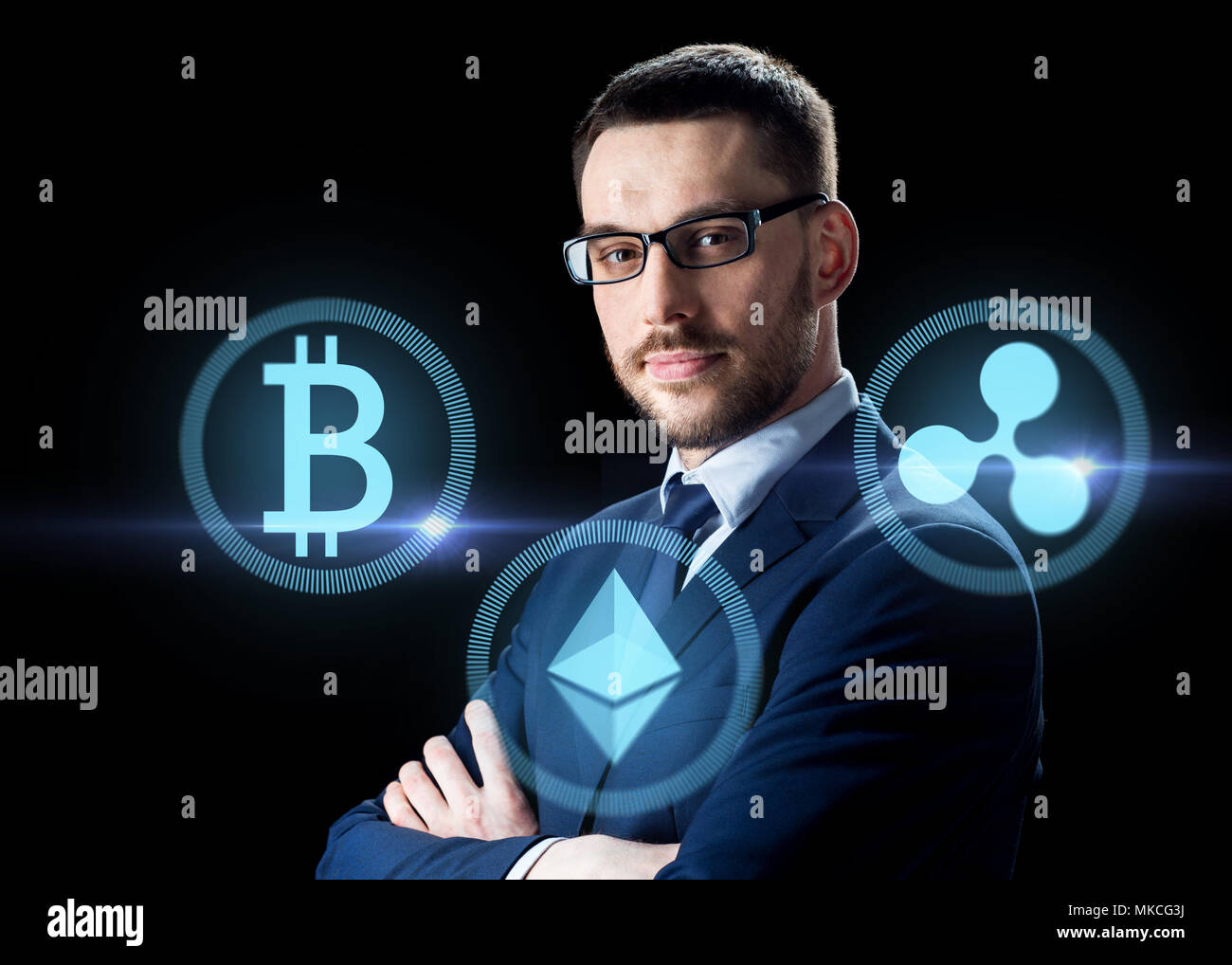 Buisnessman con icone cryptocurrency Foto Stock