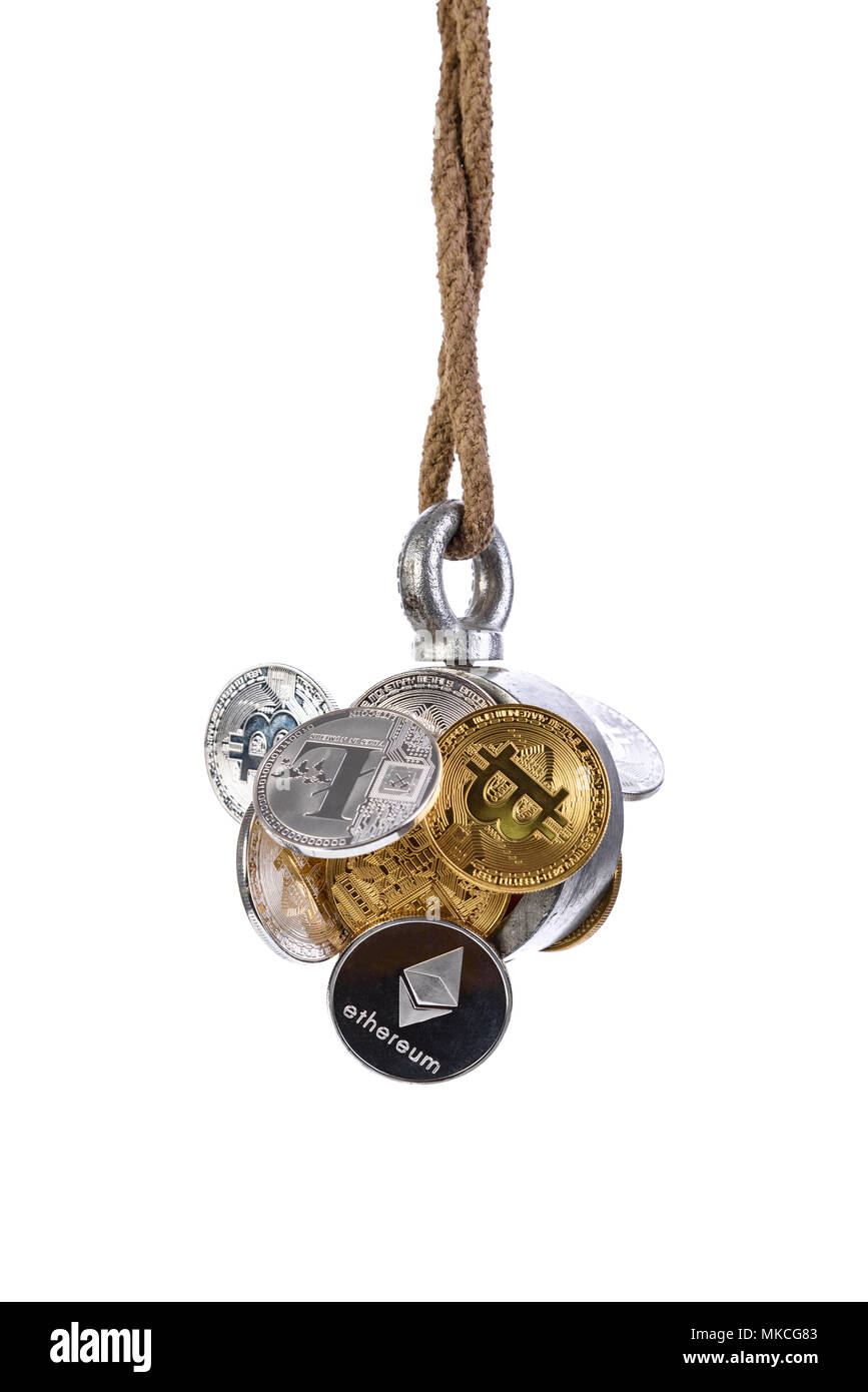 Gruppo di argento e oro crypto cambio monete vengono catturati dal magnete,  concetto aziendale, isolato su sfondo bianco, bitcoin ethereum litecoin  monete Foto stock - Alamy