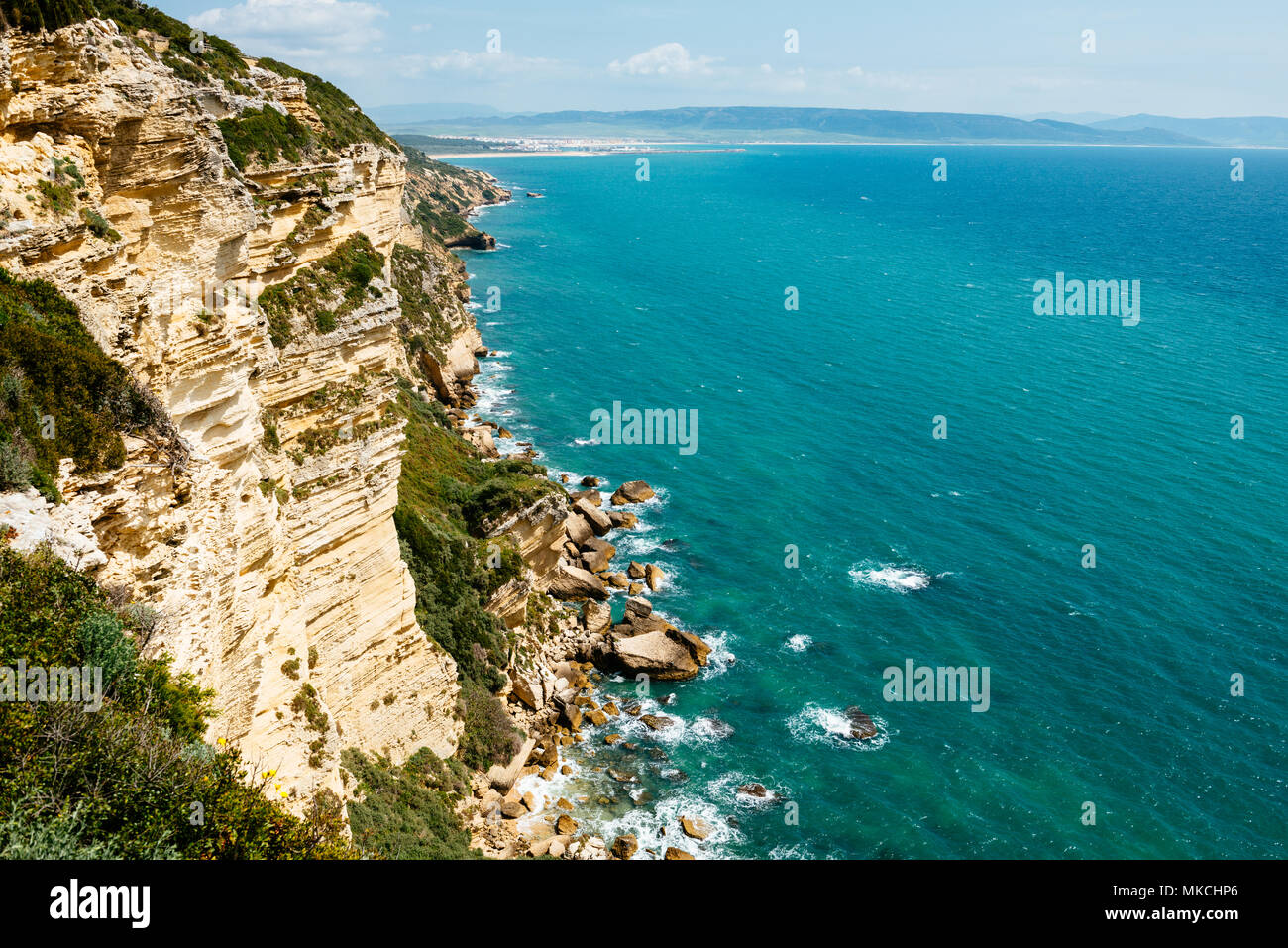 Alta Vista angolato di scogliere e il mare del sud della Spagna Foto Stock