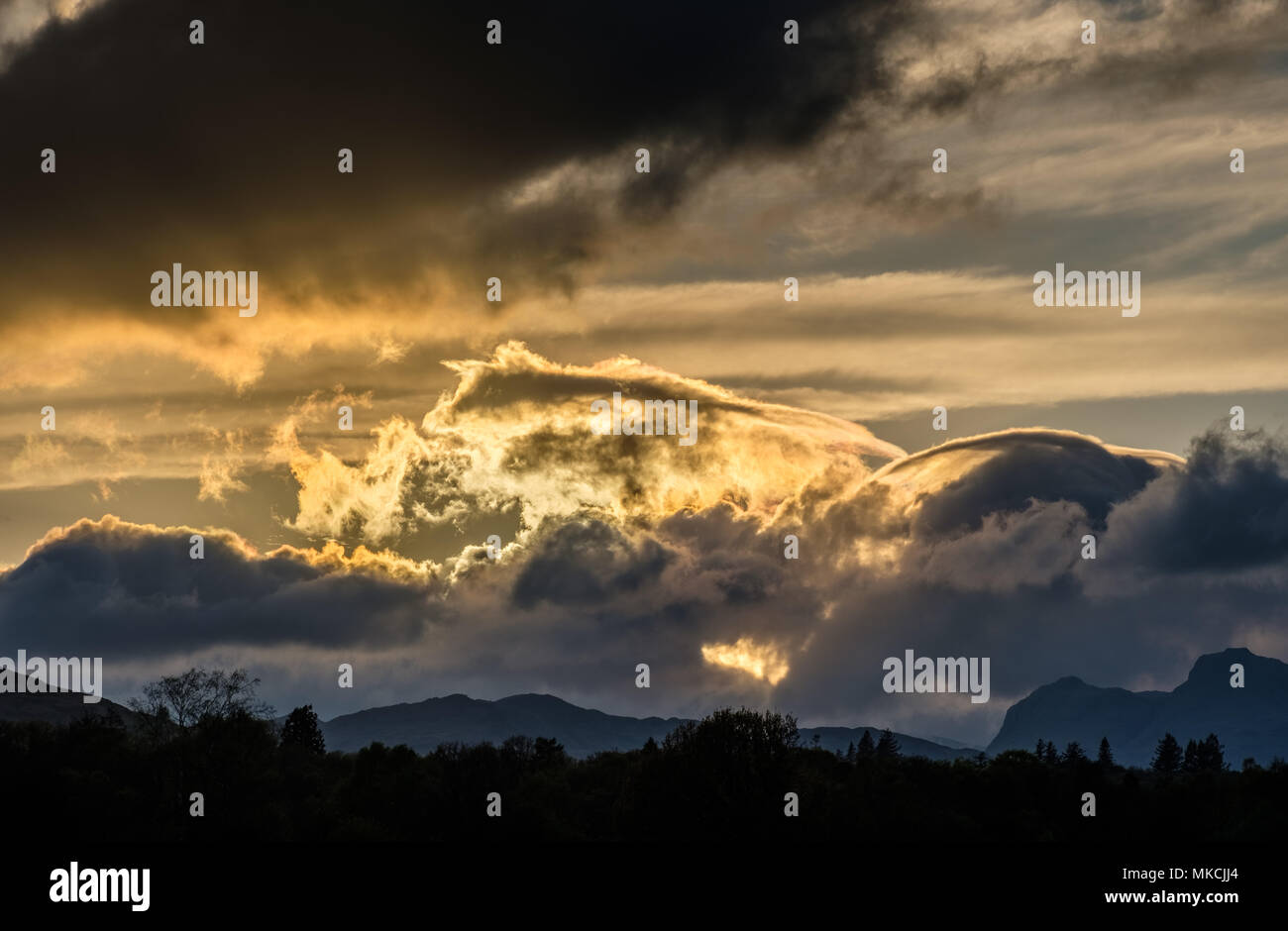 Di sera la raccolta di nuvole sopra il Langdale Pikes, vicino a Ambleside, Lake District, Cumbria Foto Stock