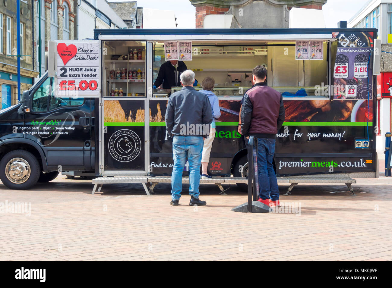 La gente in coda a un Premier affettati van che offre un basso livello di prezzo dei prodotti a base di carne al mercato settimanale in redcar cleveland North Yorkshire England Regno Unito Foto Stock