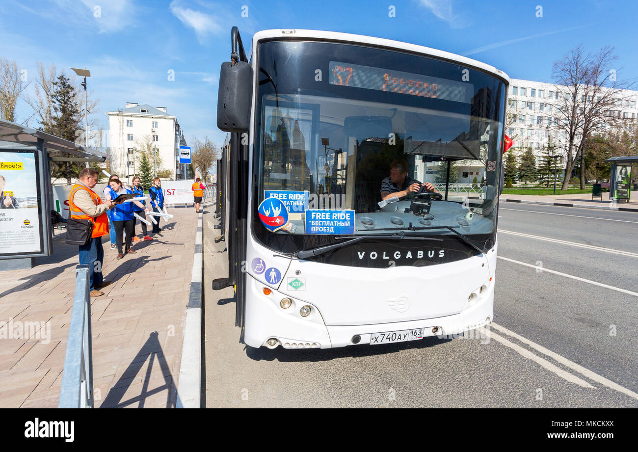 Samara, Russia - 6 Maggio 2018: bus navetta per il 2018 FIFA World Cup presso la fermata del bus sulla strada di città Foto Stock