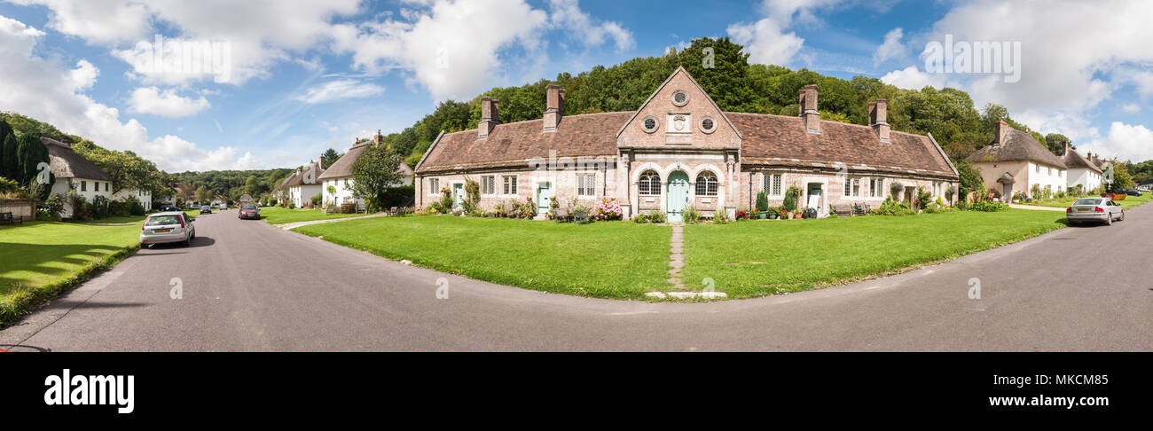 Milton Abbas, England, Regno Unito - 26 agosto 2012: il sole splende su una terrazza del cottage tradizionale nel villaggio di Milton Abbas in Inghilterra del Dorset Downs. Foto Stock