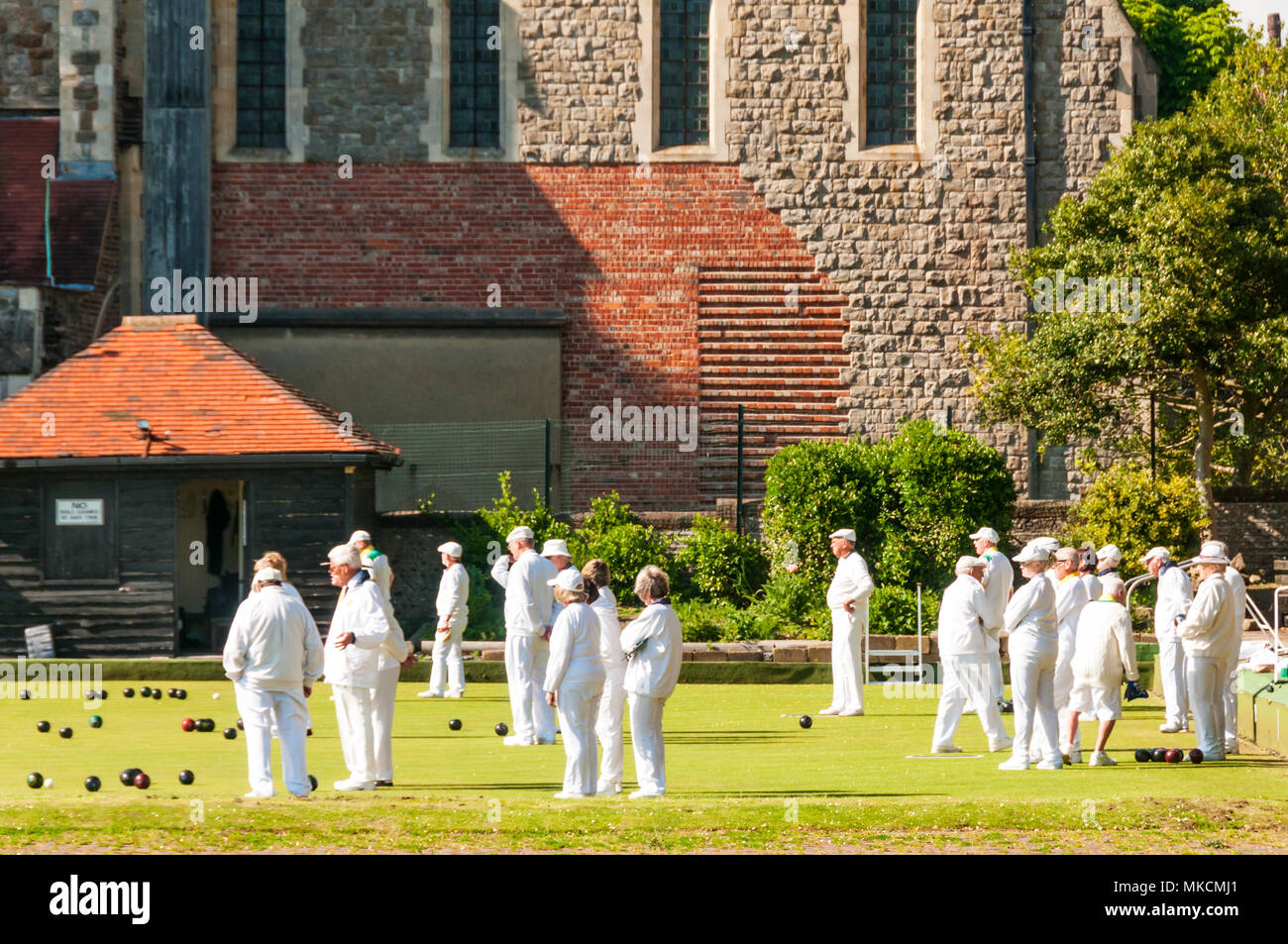 Le persone che giocano a bowling green in Preston Park, Brighton. Foto Stock