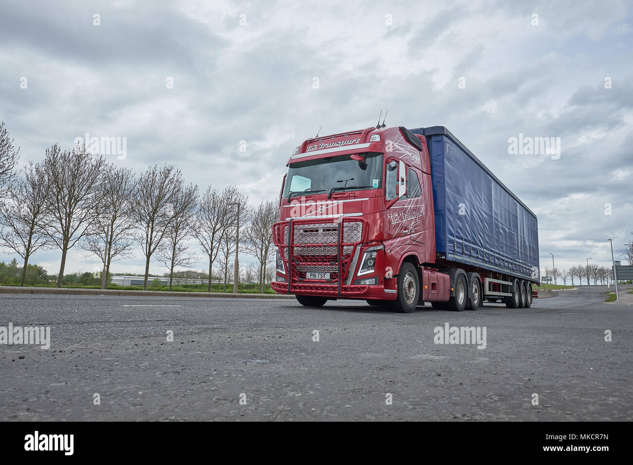 Trasporto T.S Volvo 750 consegna e rimorchio camion guidando lungo Townhead Ave Motherwell Glasgow ML1 4XN Scozia Scotland Foto Stock