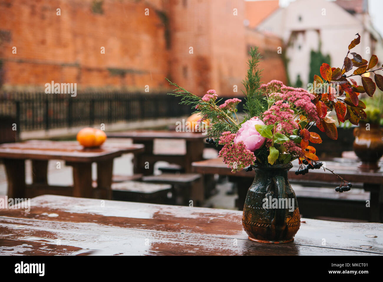 Vaso con fiori sul tavolo in Riga, Lettonia o la Repubblica di Lettonia. Street cafe o uno spazio pubblico in centro o al centro cittadino di Riga Foto Stock