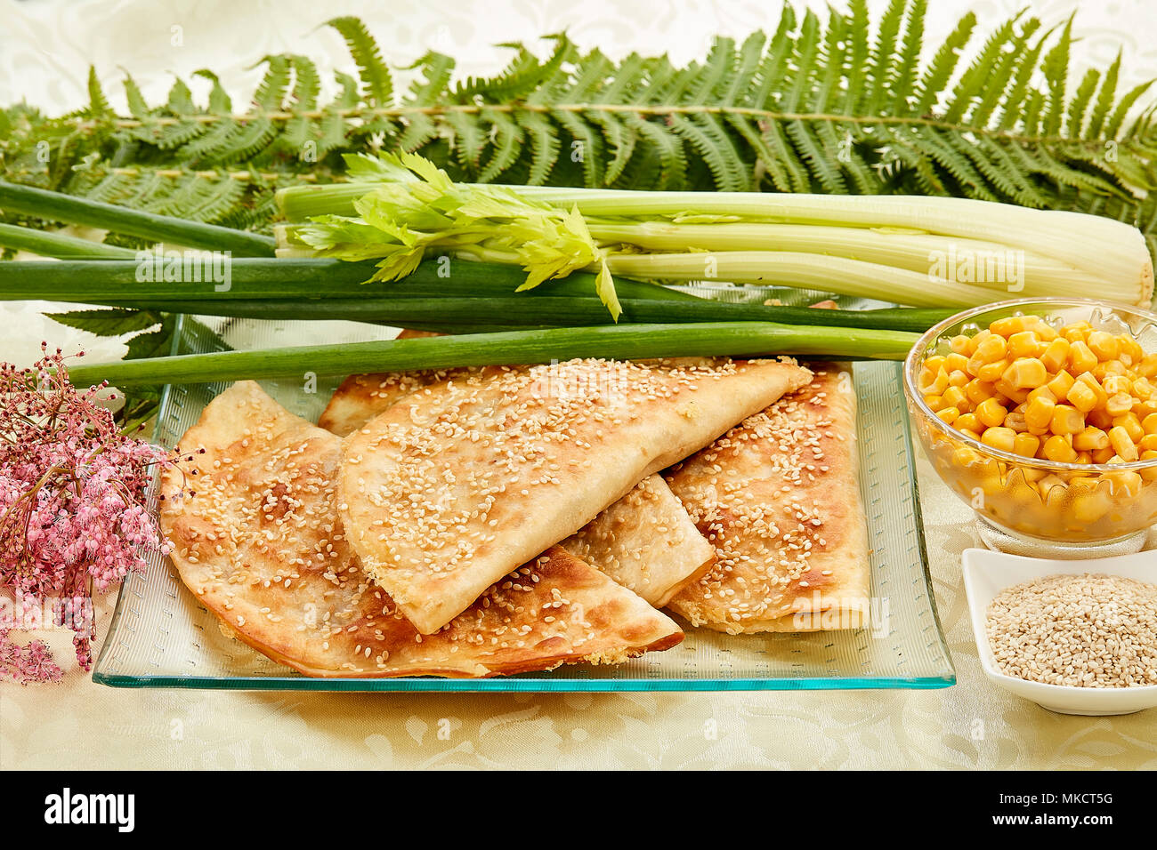 Tortilla con salsiccia e salati sesamo. Foto Stock