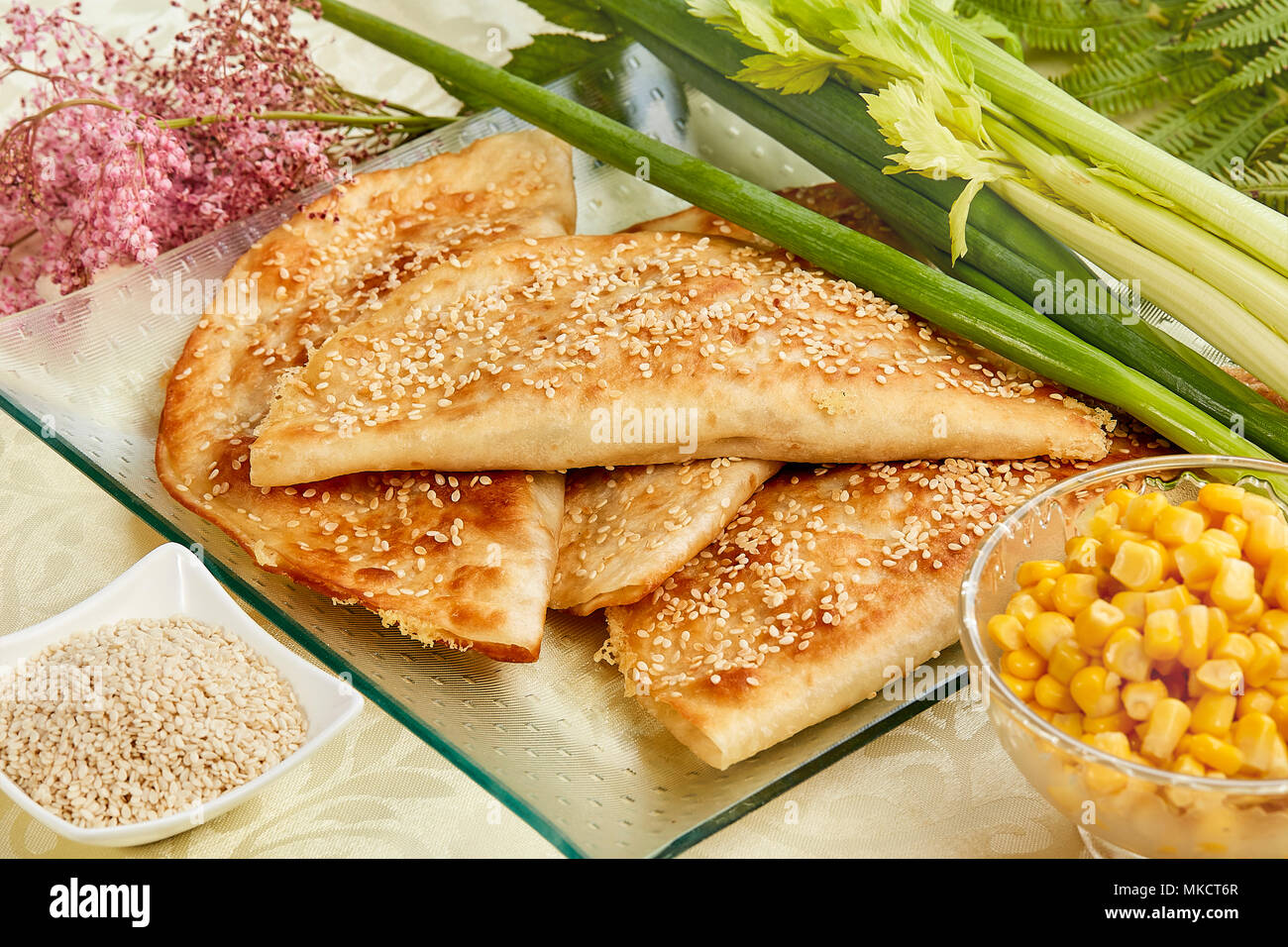Tortilla con salsiccia e salati sesamo. Foto Stock
