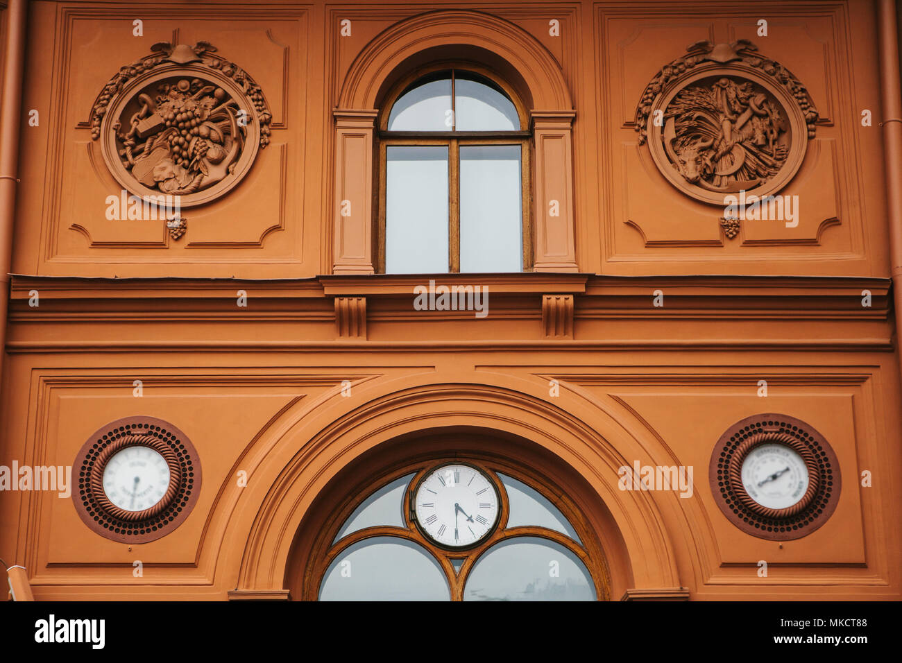 Edificio storico o vista in Riga, Lettonia o la Repubblica di Lettonia. Il neoclassicismo in architettura o stile architettonico o di design della città vecchia e arc Foto Stock