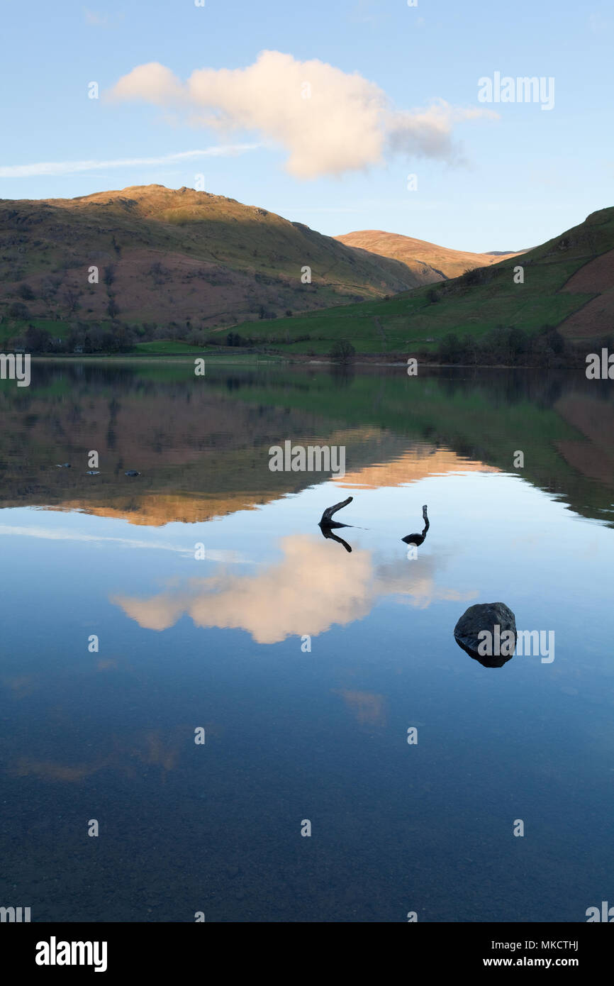 Brock balze e resto Dodd riflessa nei fratelli acqua, Lake District Foto Stock