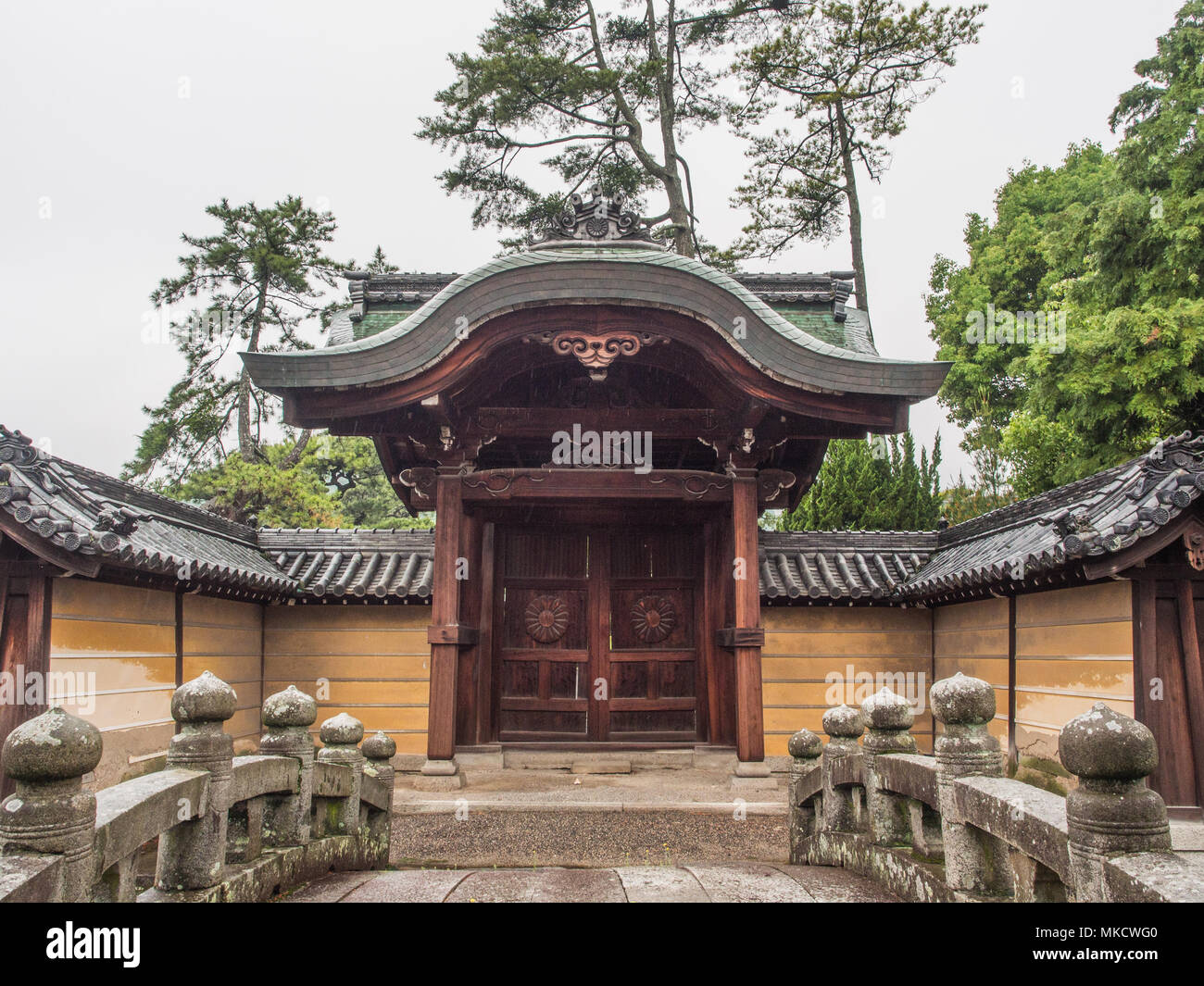 Chiuso temple gate, Zentsuji tempio, 88 tempio pellegrinaggio, Kagawa, Shikoku Giappone Foto Stock