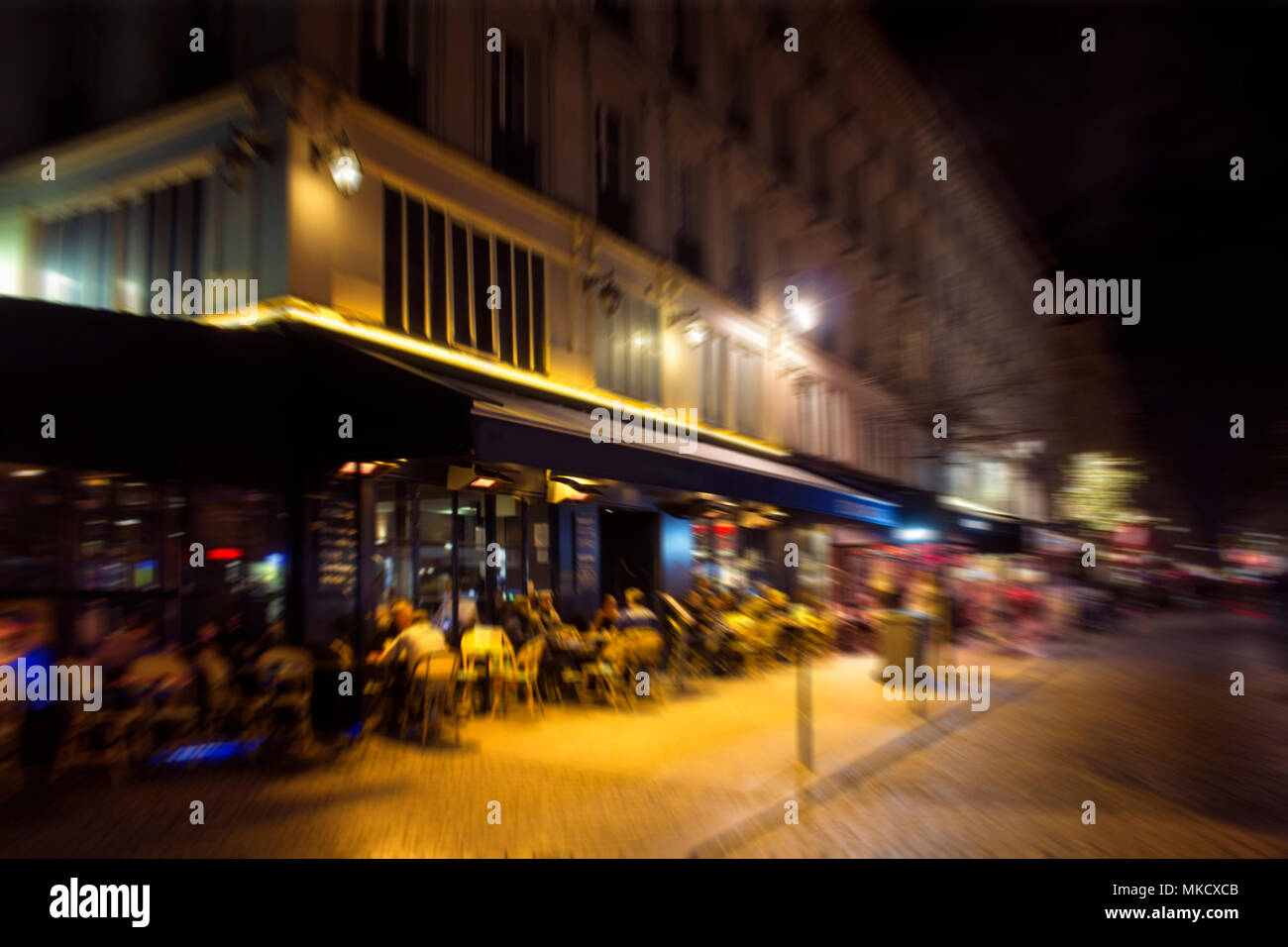 Movimento sfocate immagini di persone in un ristorante di notte a Parigi. Foto Stock