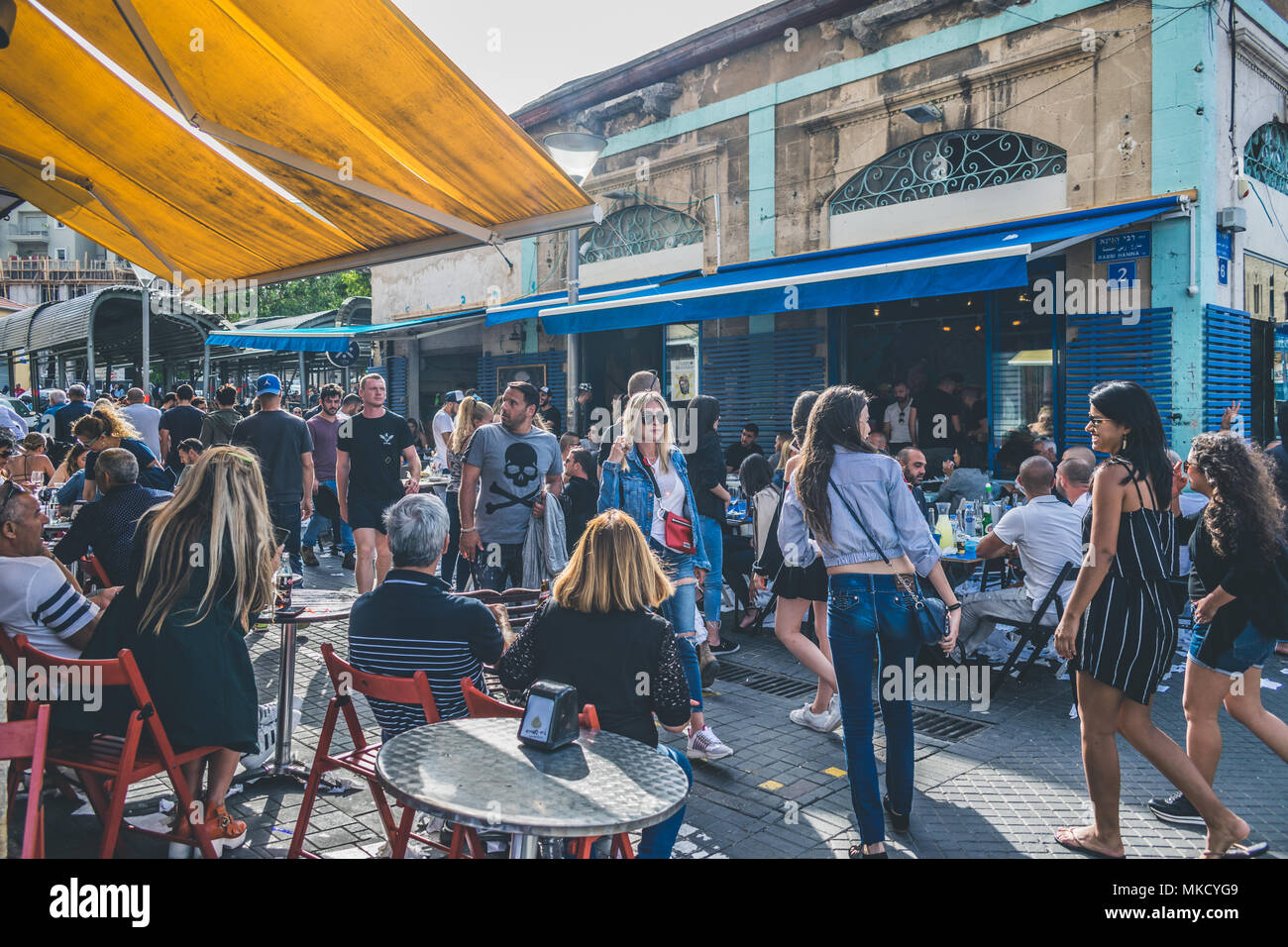 Avere un buon tempo con gli amici in viaggio Foto Stock