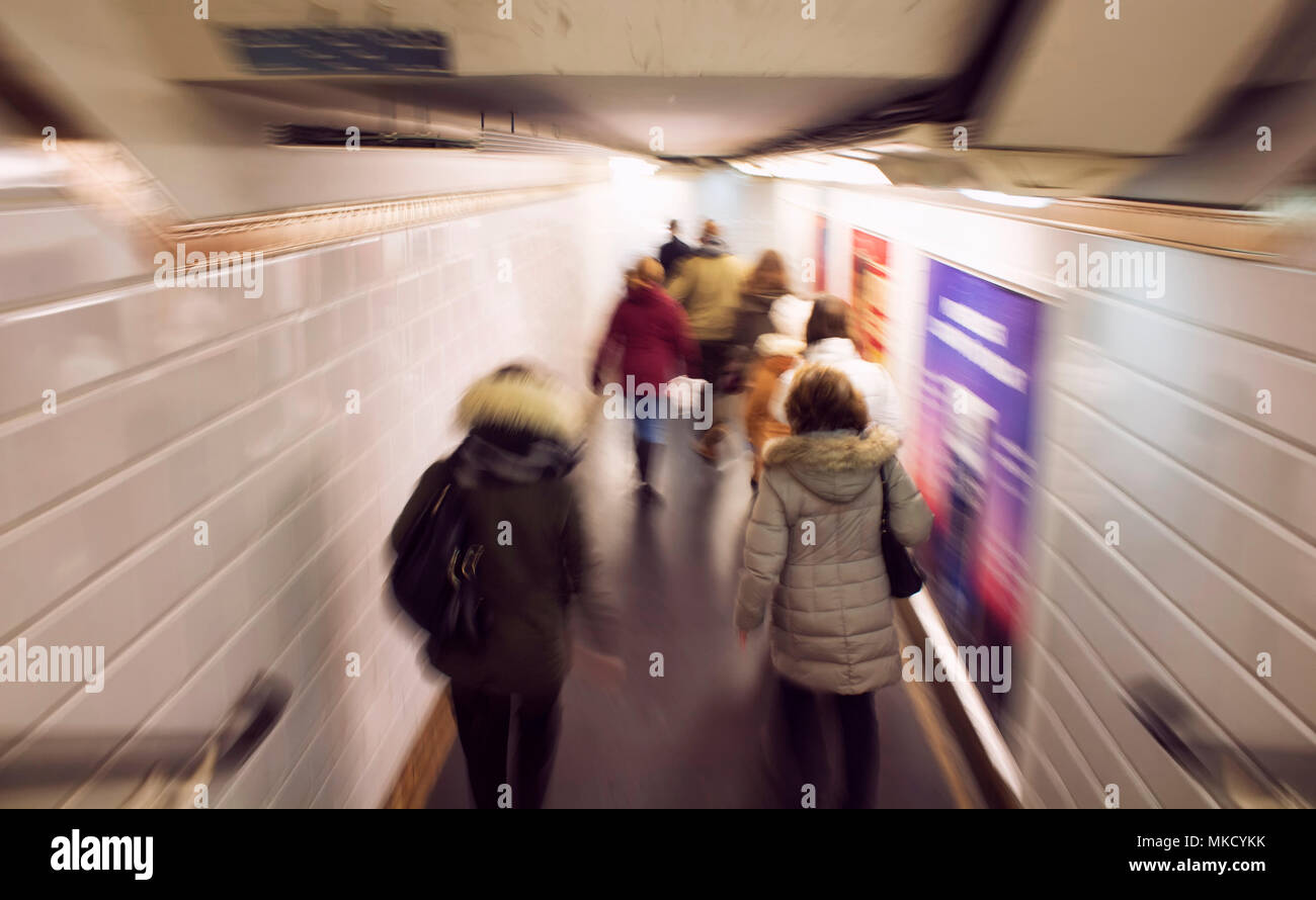 Movimento sfocate immagini di persone a piedi nella stazione della metropolitana di Parigi. Foto Stock