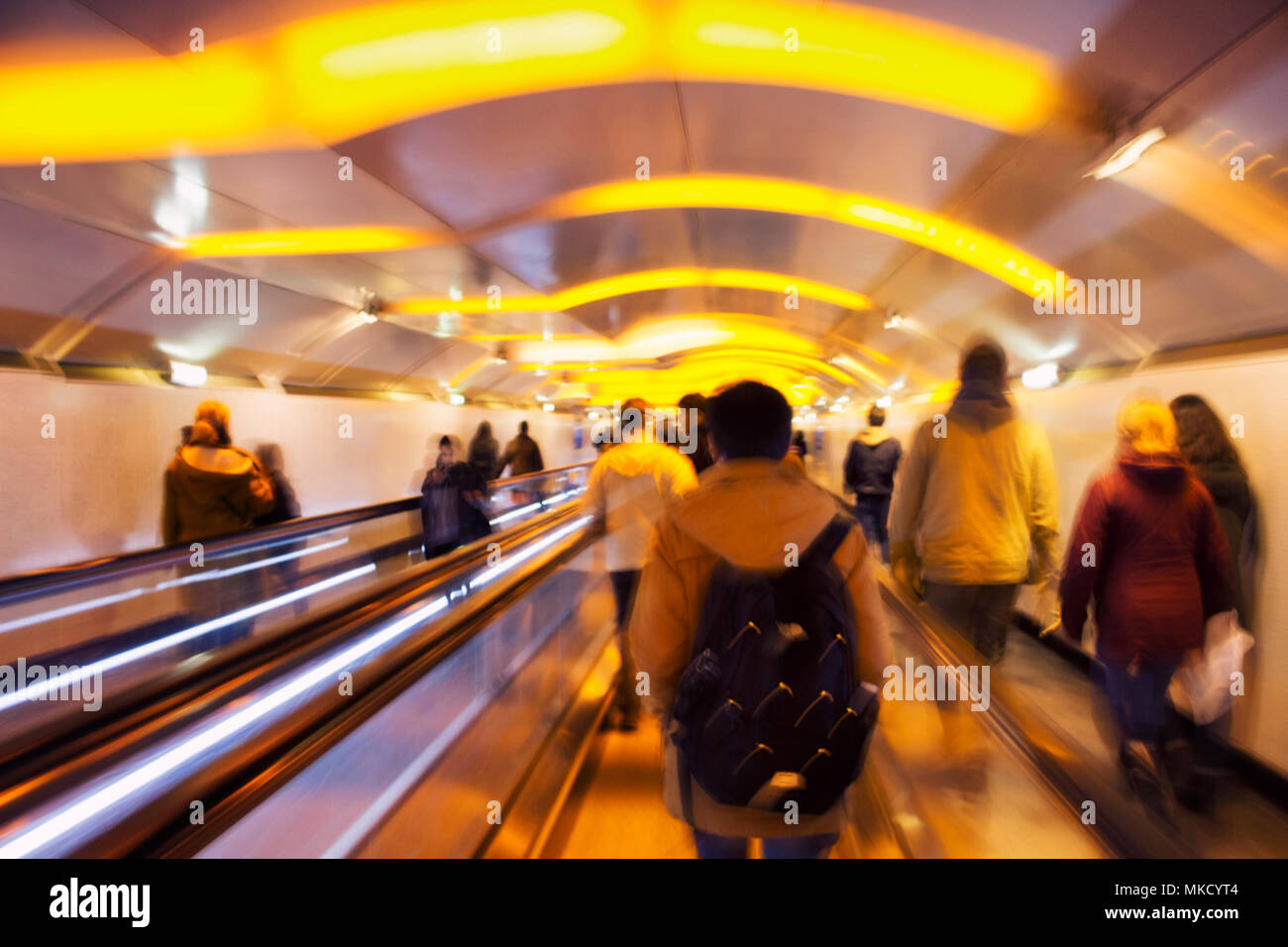 Movimento sfocate immagini di persone a piedi scale mobili orizzontali nella stazione della metropolitana di Parigi. Foto Stock
