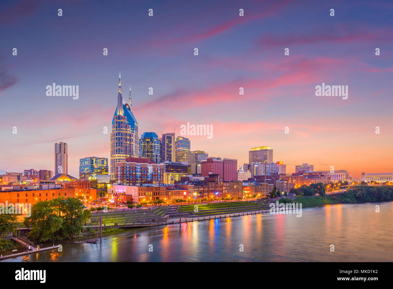 Nashville, Tennessee, Stati Uniti d'America downtown skyline della città sul fiume Cumberland. Foto Stock