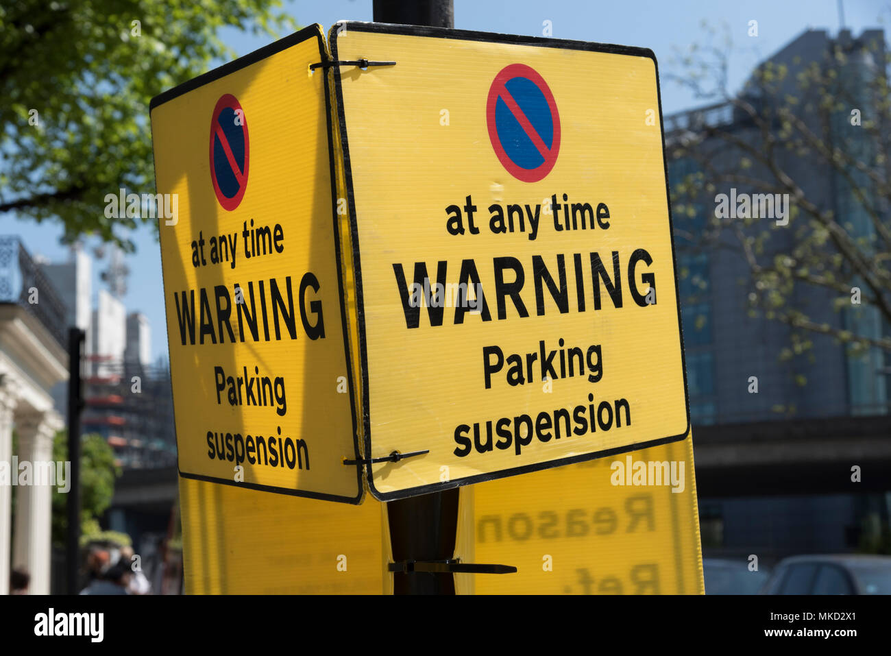 London, England Regno Unito. 2018. Un parcheggio avviso di sospensione legata a un lampost nel centro di Londra. Foto Stock