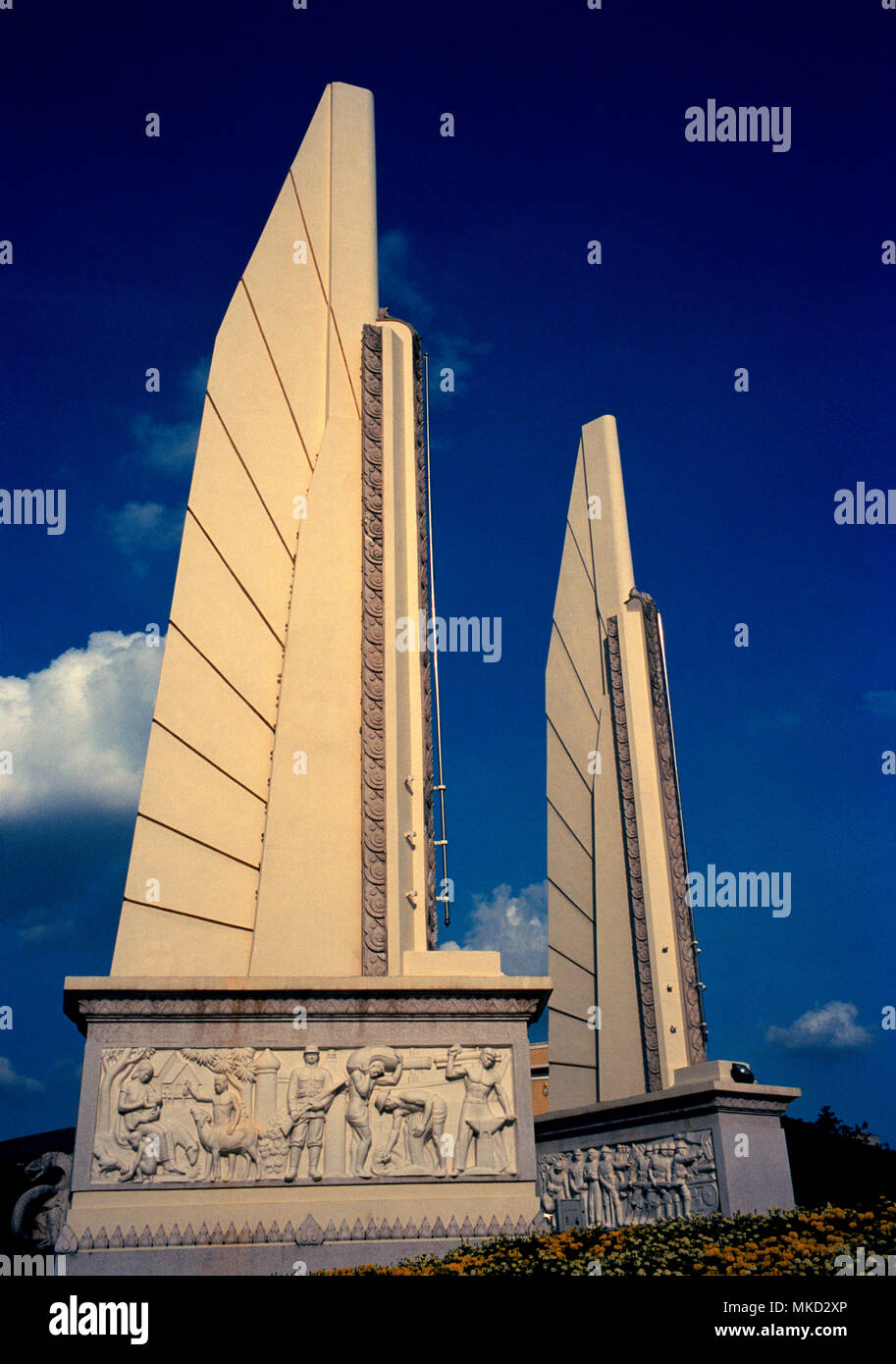 Storia tailandese - Democrazia monumento Prachathipatal Anusawari edificio in Bangkok in Thailandia nel sud-est asiatico in Estremo Oriente. Architettura arte Travel Foto Stock