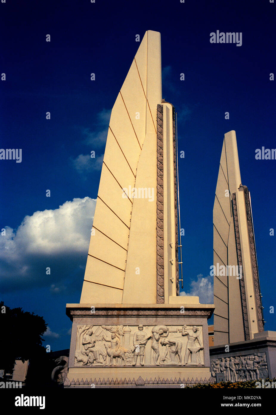 Storia tailandese - Democrazia monumento Prachathipatal Anusawari edificio in Bangkok in Thailandia nel sud-est asiatico in Estremo Oriente. Architettura arte Travel Foto Stock