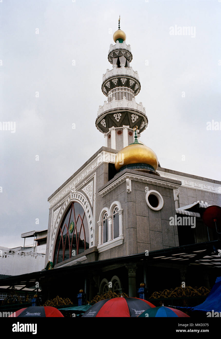 Thai - islam - Meera Moschea Suddin edificio in Silom a Bangkok nel sud-est asiatico in Estremo Oriente. Architettura islamica musulmana Travel Foto Stock