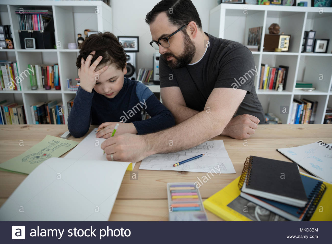 Padre e figlio di disegno, di colore nel blocco note a tavola Foto Stock