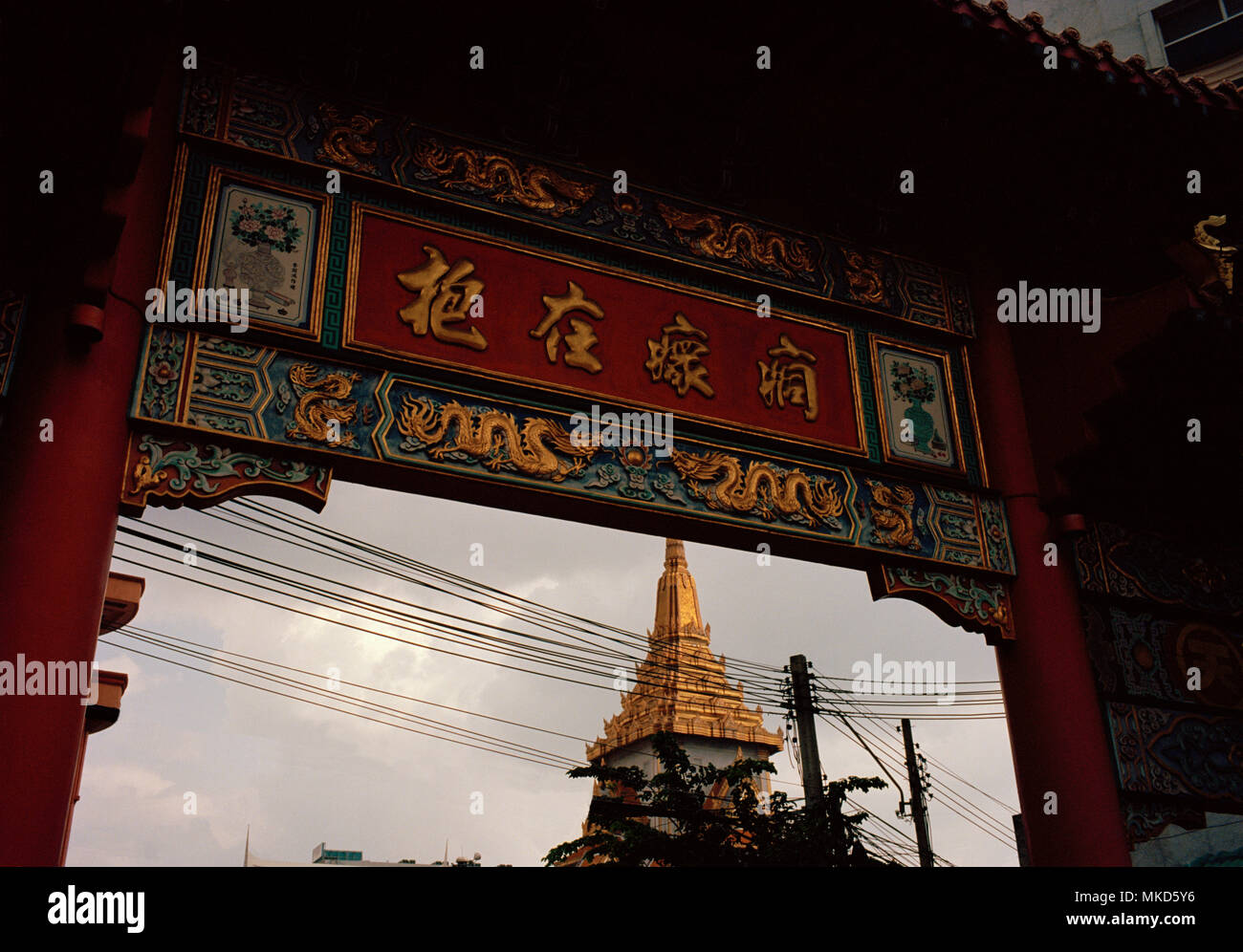 Wat Traimit e l'ingresso del Guan Yin santuario di Thian Fah Foundation in Chinatown a Bangkok in Tailandia in Asia del sud-est in Estremo Oriente. Viaggiare Foto Stock