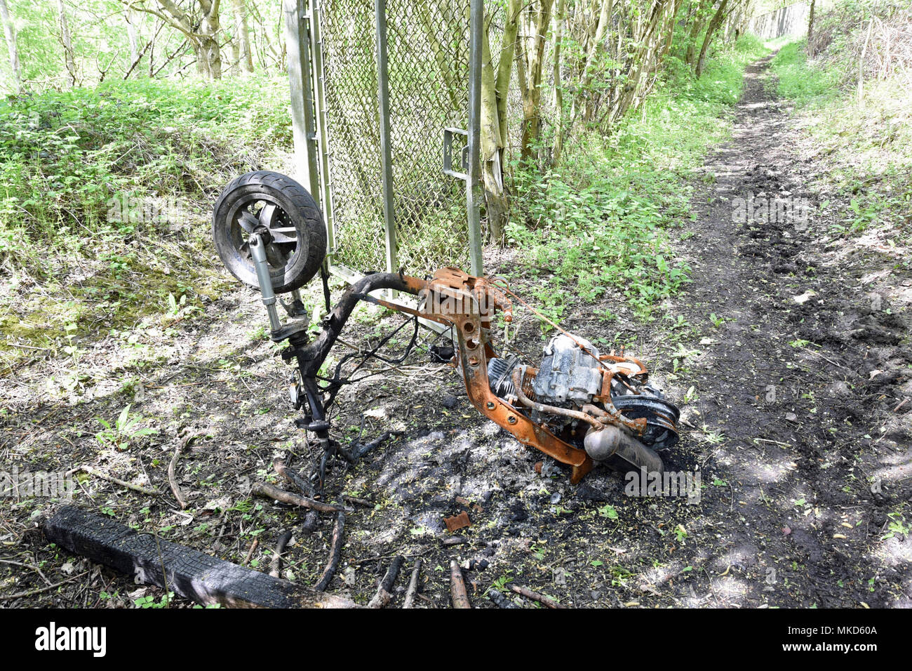 Un bruciate le moto su un sentiero pubblico nel Buckinghamshire, UK Foto Stock