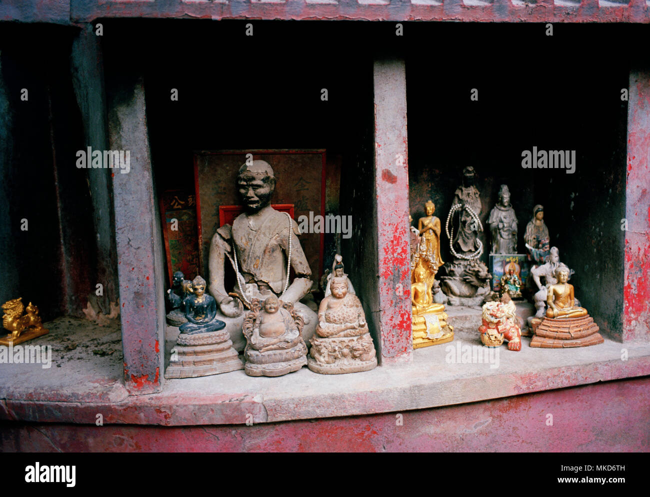 Santuario di strada presso il ristorante cinese tempio Wat Mangkon Kamalawat a Chinatown a Bangkok in Tailandia in Asia del sud-est in Estremo Oriente. Kuan Yin Travel Foto Stock