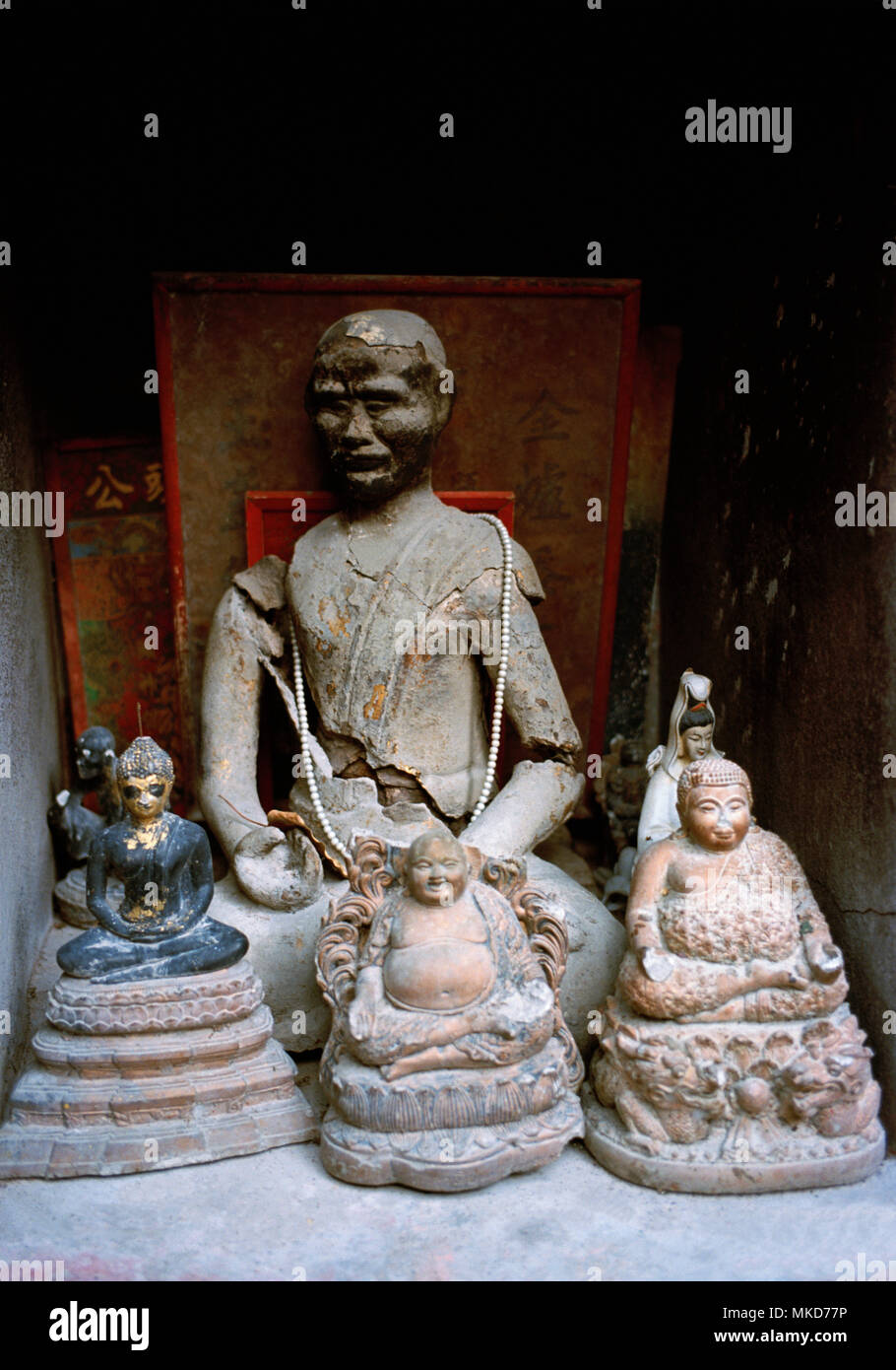 Santuario di strada presso il ristorante cinese tempio Wat Mangkon Kamalawat a Chinatown a Bangkok in Tailandia in Asia del sud-est in Estremo Oriente. Kuan Yin Travel Foto Stock