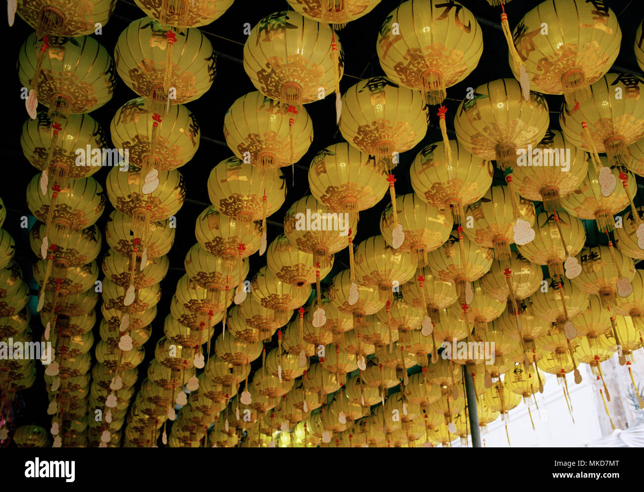 Lanterne presso il ristorante cinese tempio Wat Mangkon Kamalawat a Chinatown a Bangkok in Tailandia in Asia del sud-est in Estremo Oriente. Lanterna di viaggio Arte Foto Stock