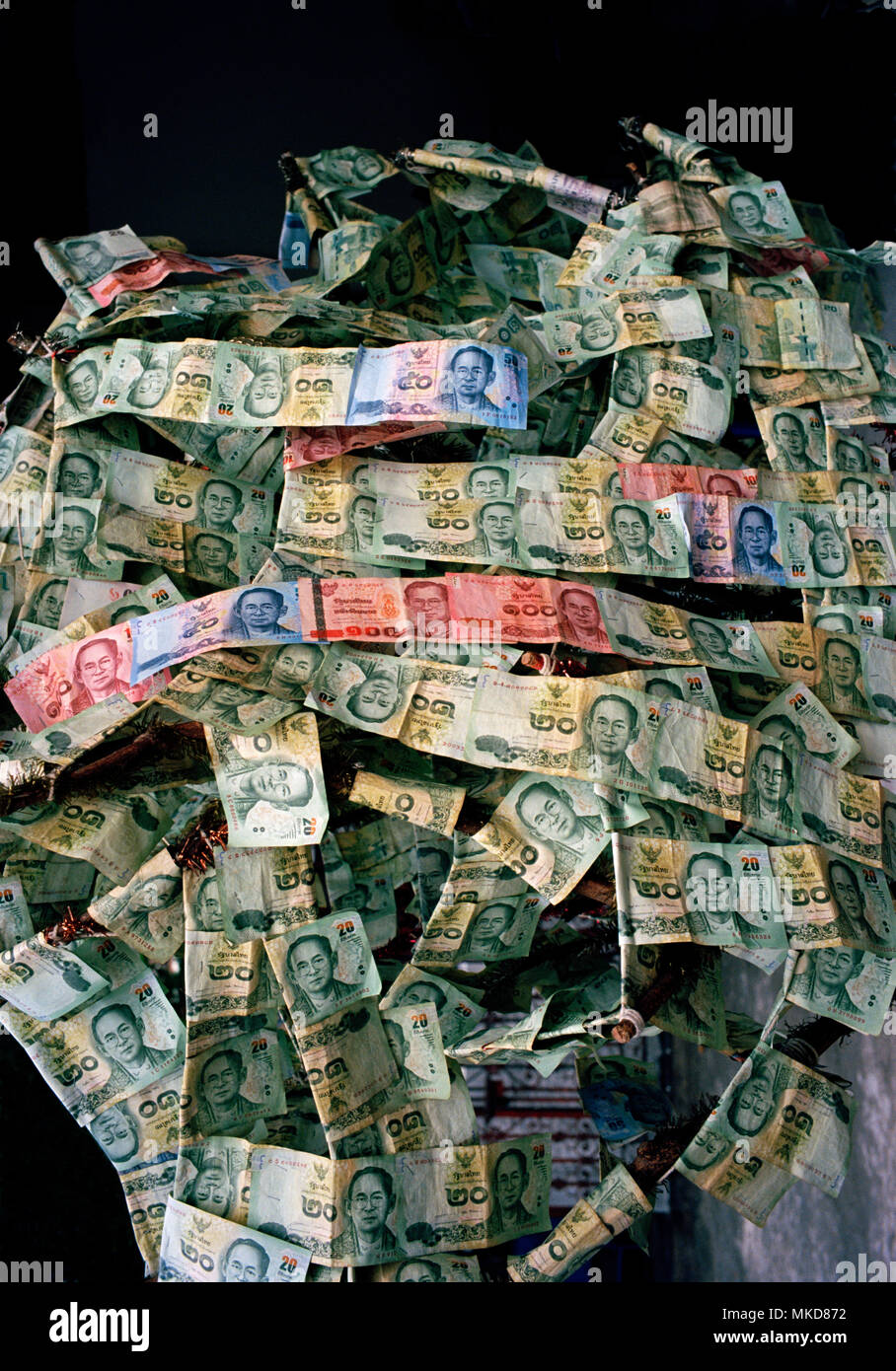 Denaro - la moneta Thai Baht in prostitute tempio Wat Kanikapon nella Chinatown di Bangkok in Thailandia nel sud-est asiatico in Estremo Oriente. Corsa di beneficenza Foto Stock