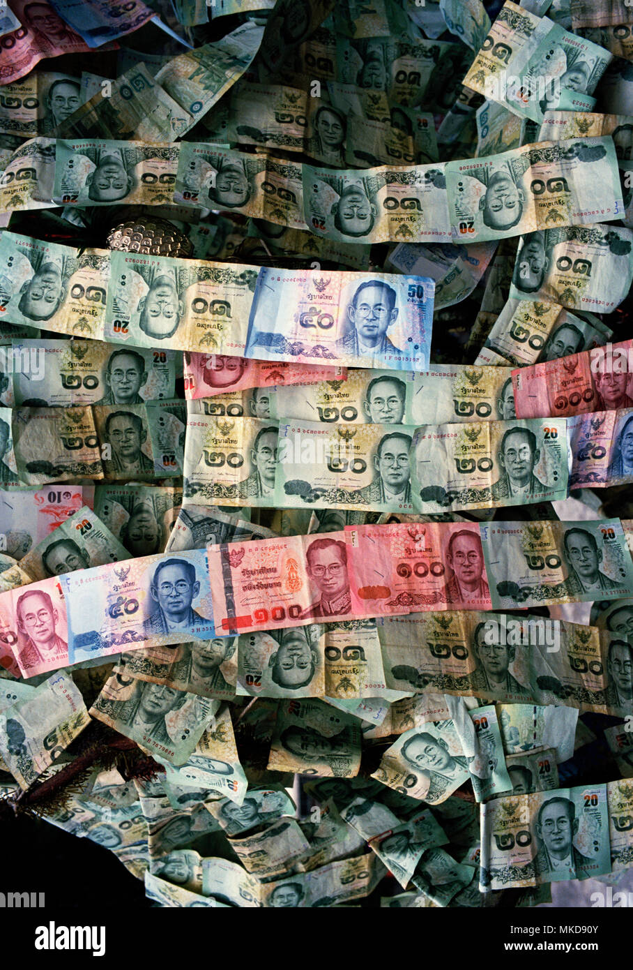 Denaro - la moneta Thai Baht in prostitute tempio Wat Kanikapon nella Chinatown di Bangkok in Thailandia nel sud-est asiatico in Estremo Oriente. Corsa di beneficenza Foto Stock