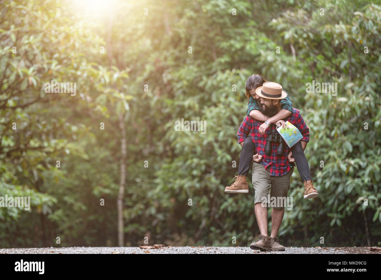 Uno stile di vita attivo giovane escursioni nella foresta pluviale, escursionisti giovani sulla passeggiata divertendosi, escursionismo concetto. Foto Stock