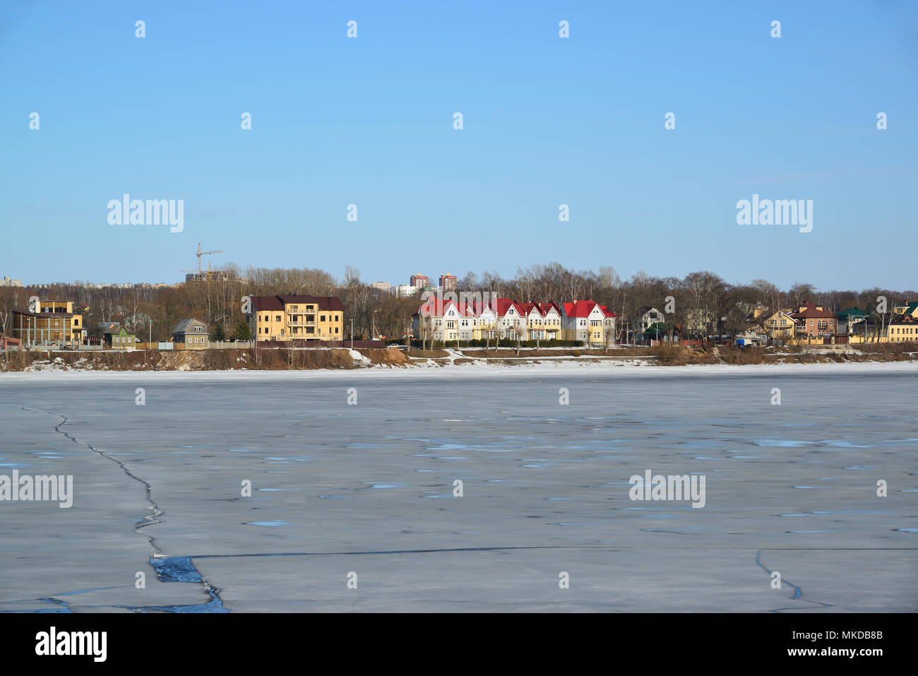 Vista di case sulla riva del fiume Volga in Yaroslavl, Russia Foto Stock