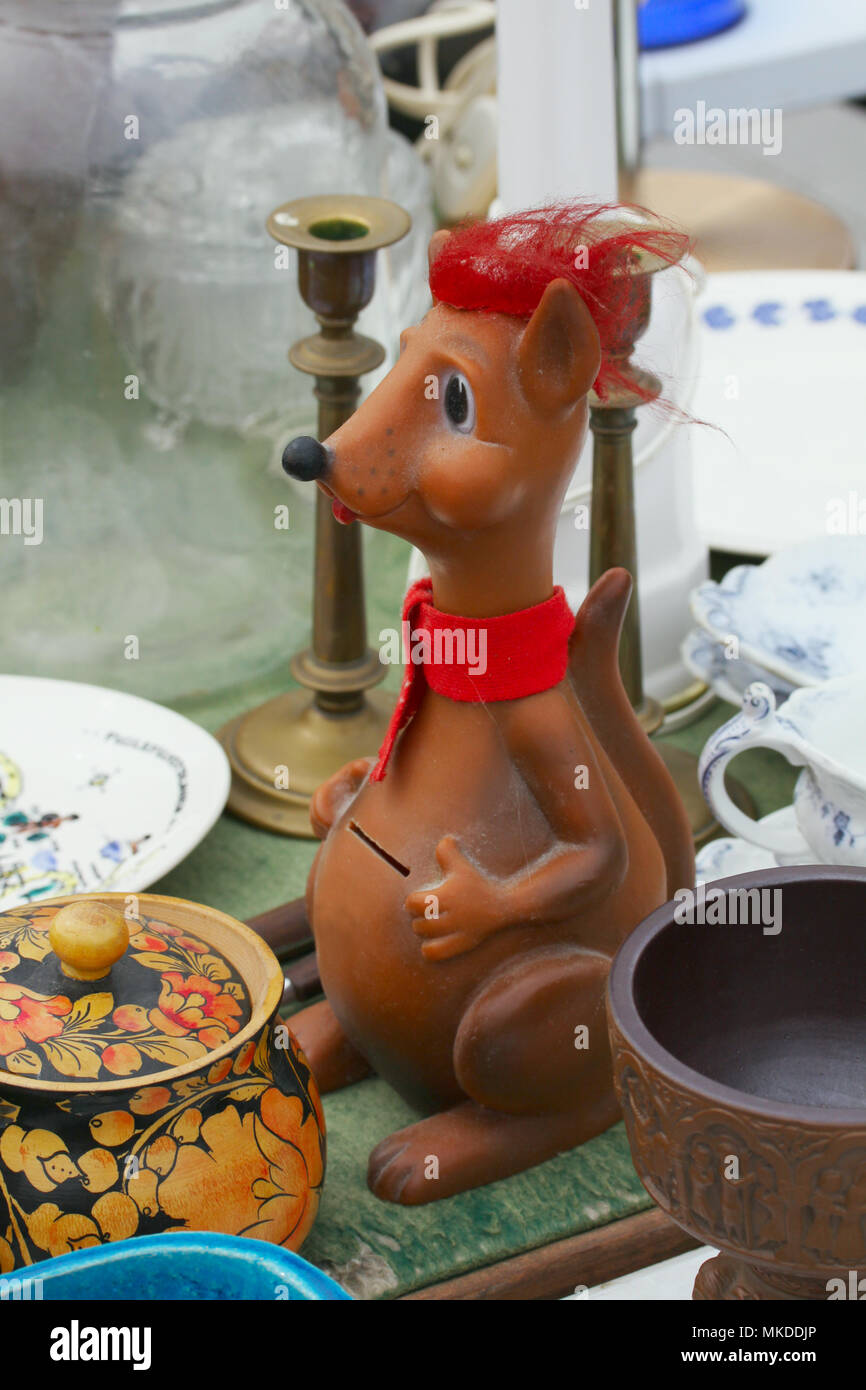 In scena con la divertente figurevfrom mercato delle pulci dove la gente vendere e comprare usato giocattoli, vestiti, immagini, articoli da cucina e altre cose vintage Foto Stock