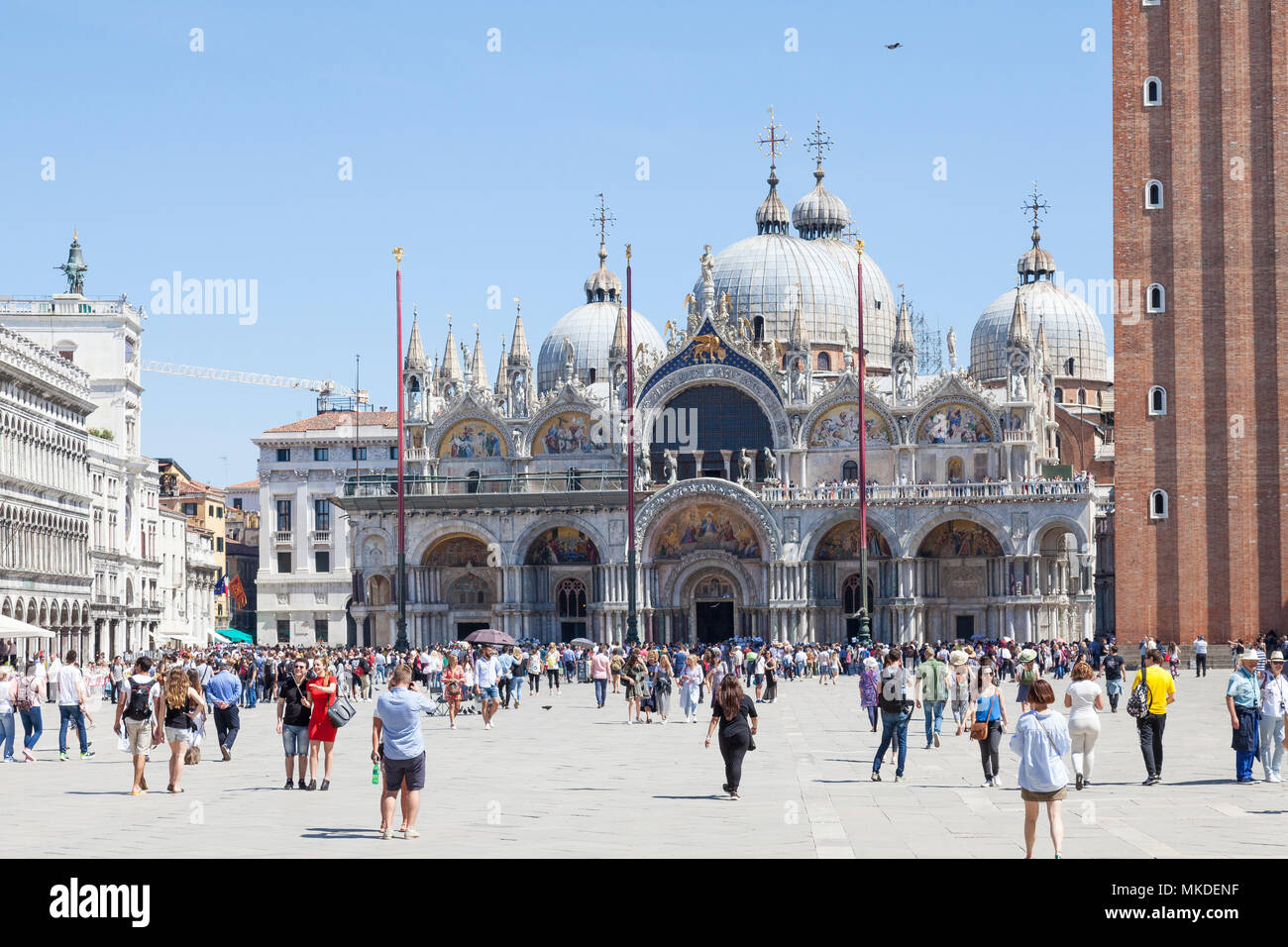 I turisti nella parte anteriore del St Marks Cattedrale (Basilica di San Marco), Piazza San Marco, Venezia, Veneto, Italia su una soleggiata giornata di primavera Foto Stock