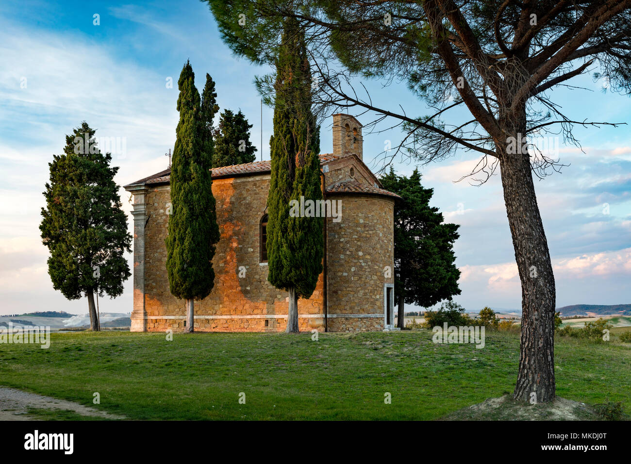 Sera La luce solare sulla Cappella di Vitaleta nei pressi di San Quirico d'Orcia, Toscana, Italia Foto Stock