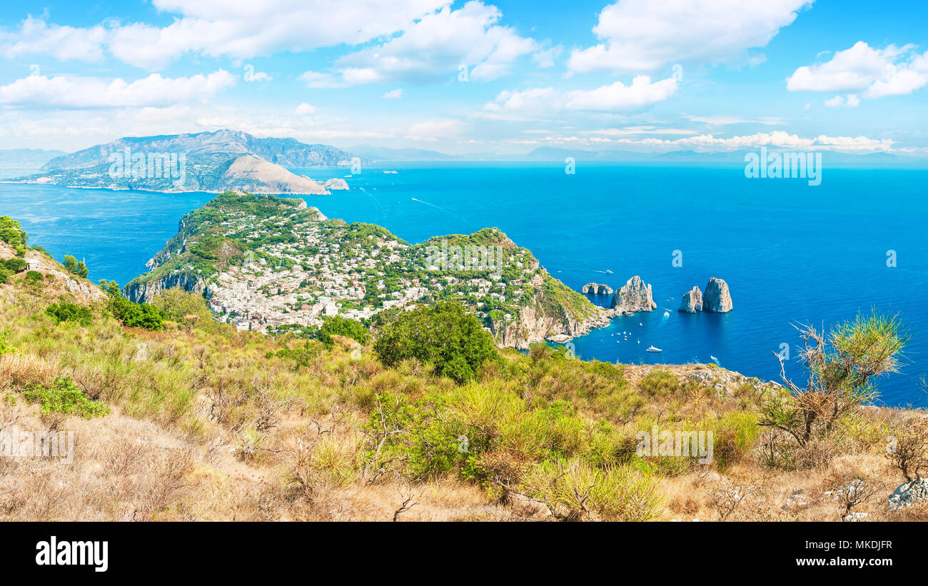 Vista panoramica della città di Capri, il mare e le montagne dalla sommità del monte solaro mountain su soleggiate giornate estive, Capri, Italia Foto Stock